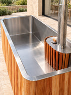 Intérieur de la cuve inox de la baignoire Embrun et paroi de protection du poêle