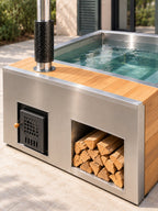 Façade inox du poêle et niche à bûches du bain Calanque