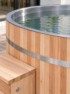 Détail des lattes de bois et du cerclage inox du bain Rade