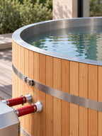 Détail du bois et du cerclage inox du bain Mouillage