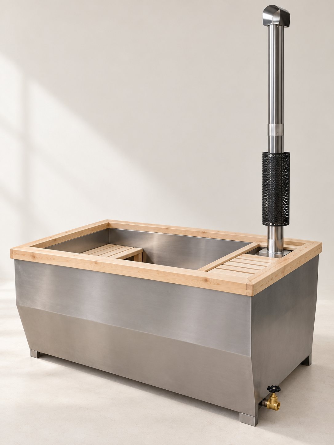 Bain nordique tout inox Balise avec rebord en bois, sur fond clair