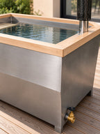Détail de l'inox et du rebord en bois du bain Balise