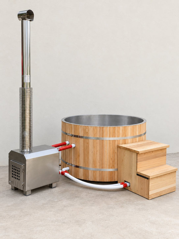 Bain nordique Escale avec poêle à bois extérieur, sur fond clair