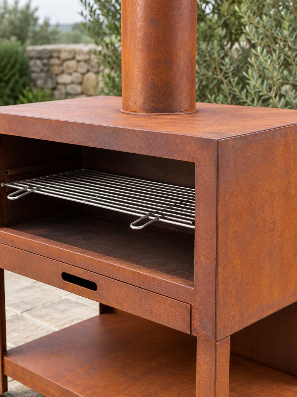 Patine de l'acier corten du barbecue Fanal