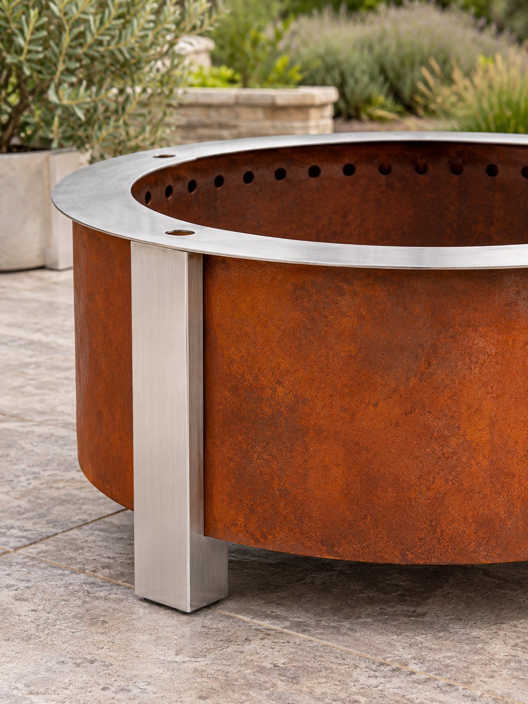 Patine de l'acier corten et rebord inox du brasero Brise