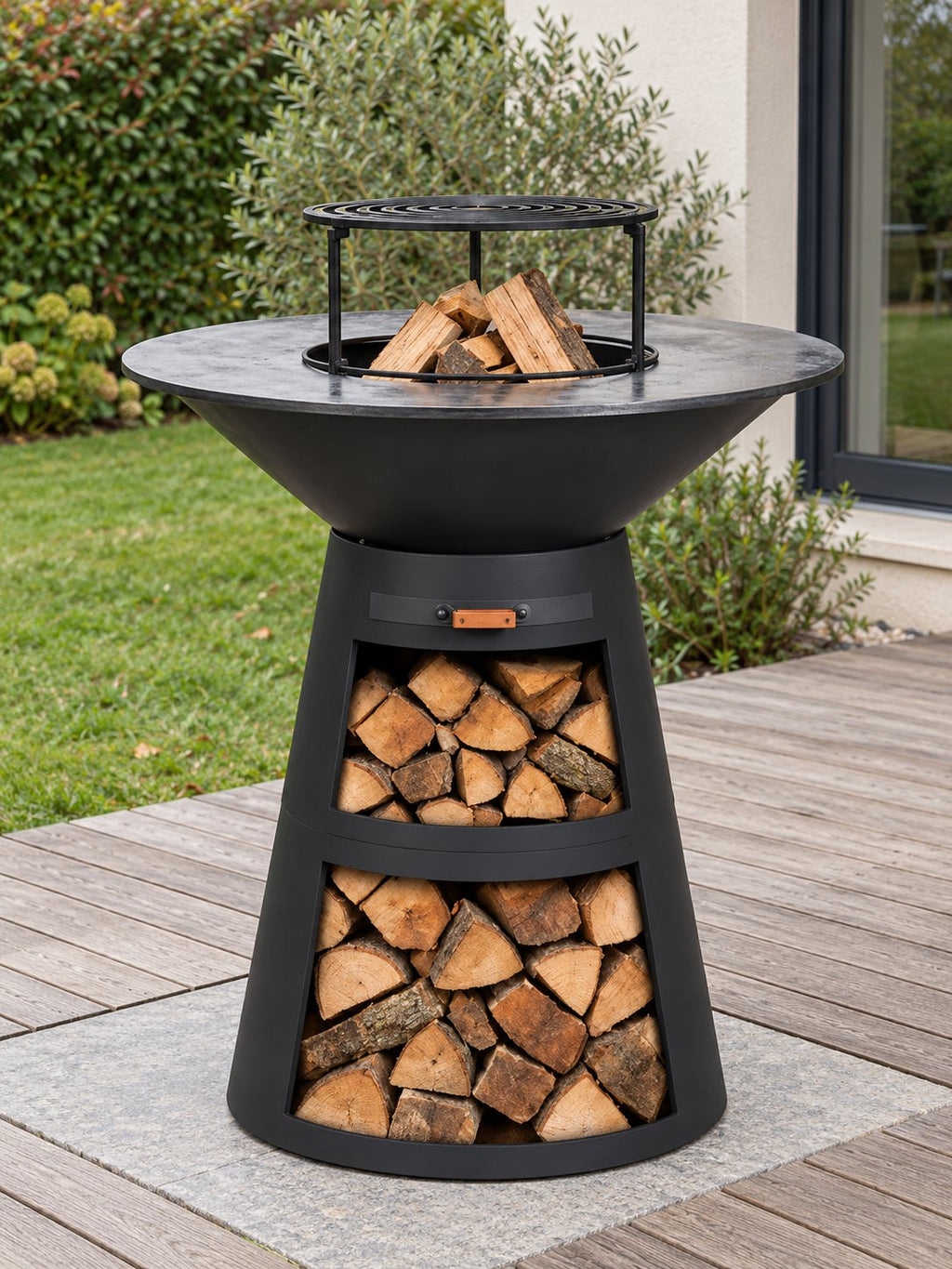 Brasero plancha Phare noir dans un jardin